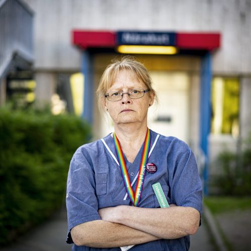 Bild på undersköterska med korslagda armar